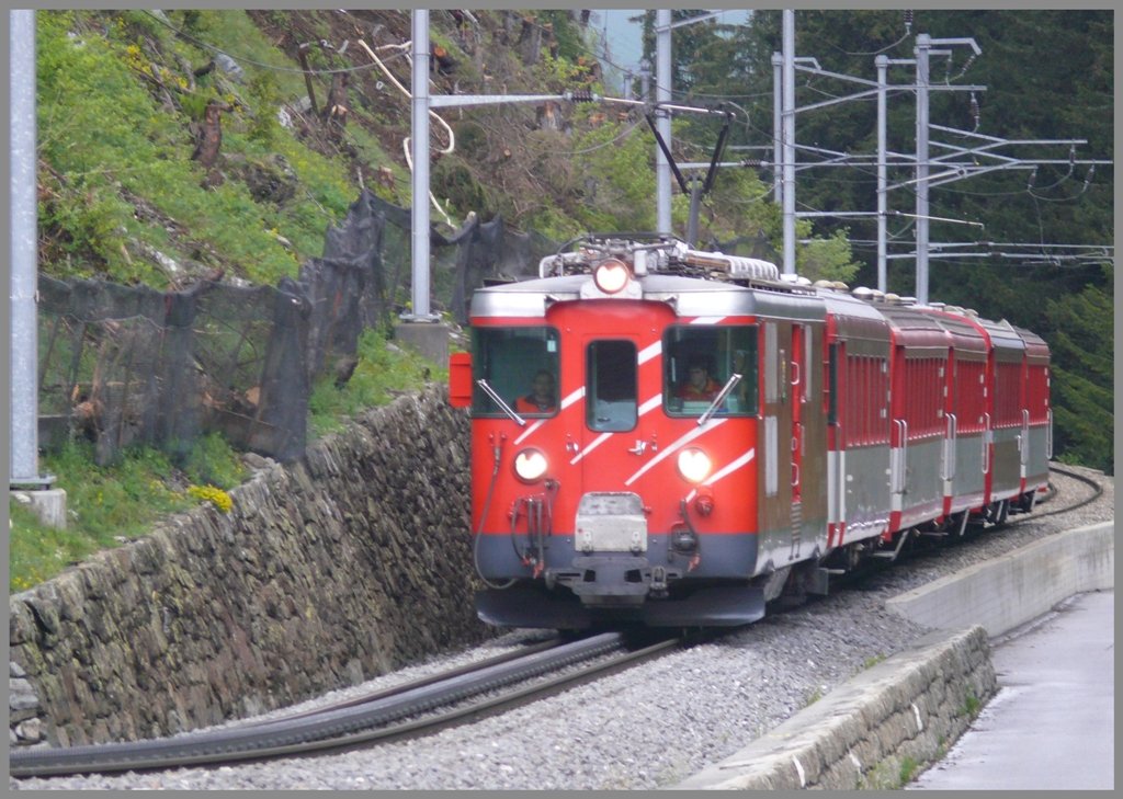 Hinter Momp Tujetsch erreicht R835 mit Deh 4/4 I 22 den Zahnstangenabschnitt hinauf zum Oberalppass. (03.06.2010)