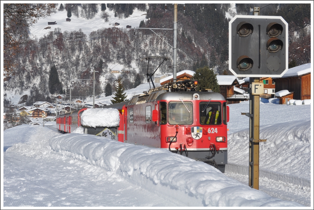 Hinter RE1037 folgt RE1237 nach Scuol-Tarasp mit Ge 4/4 II 624  Celerina . (23.12.2011)