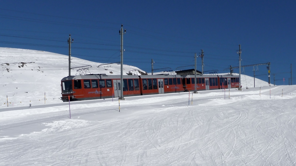 Hinter der Station Rotenboden geht es ordentlich abwrts fr die 3081 (16.3.2010)