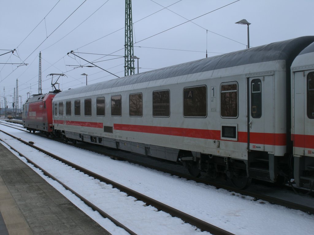 Hinter der Zuglok 101 109 lief,am 25.Februar 2013,im IC 2377 Binz-Frankfurt/Main,der Avmz 61 80 19-91 521-3.Hier beim Halt in Bergen/Rgen.