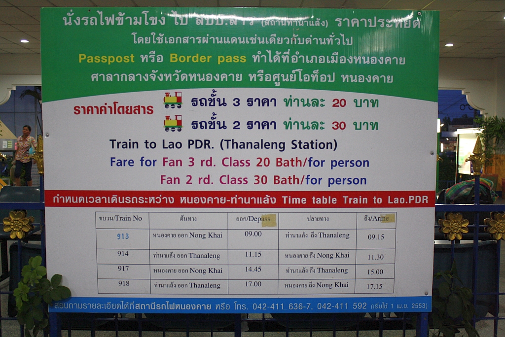 Hinweis auf den Verkehr nach Laos im Bf. Nong Khai, Bild vom 17.Juni 2011.