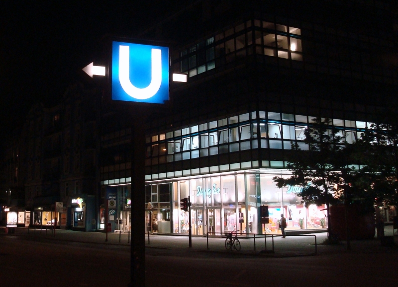 Hinweisschild auf den Bahnhof Kellinghusenstrae im Stil der 20er Jahre. Es ist das einzige seiner Art in der Hansestadt. Hamburg Eppendorf, 
27.4.2009