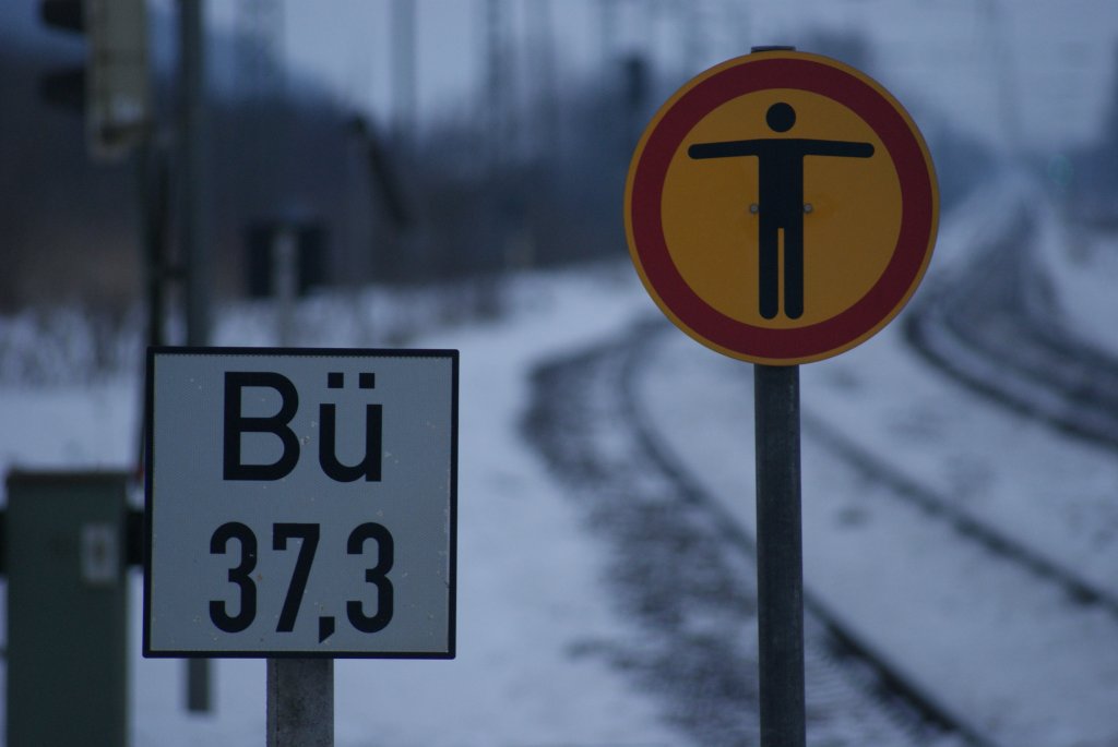 Hinweisschild auf einen Bahnbergang im Bahnhof Leiling Bahnsteig 1 Blick Richtung Naumburg,am 14.12.2010