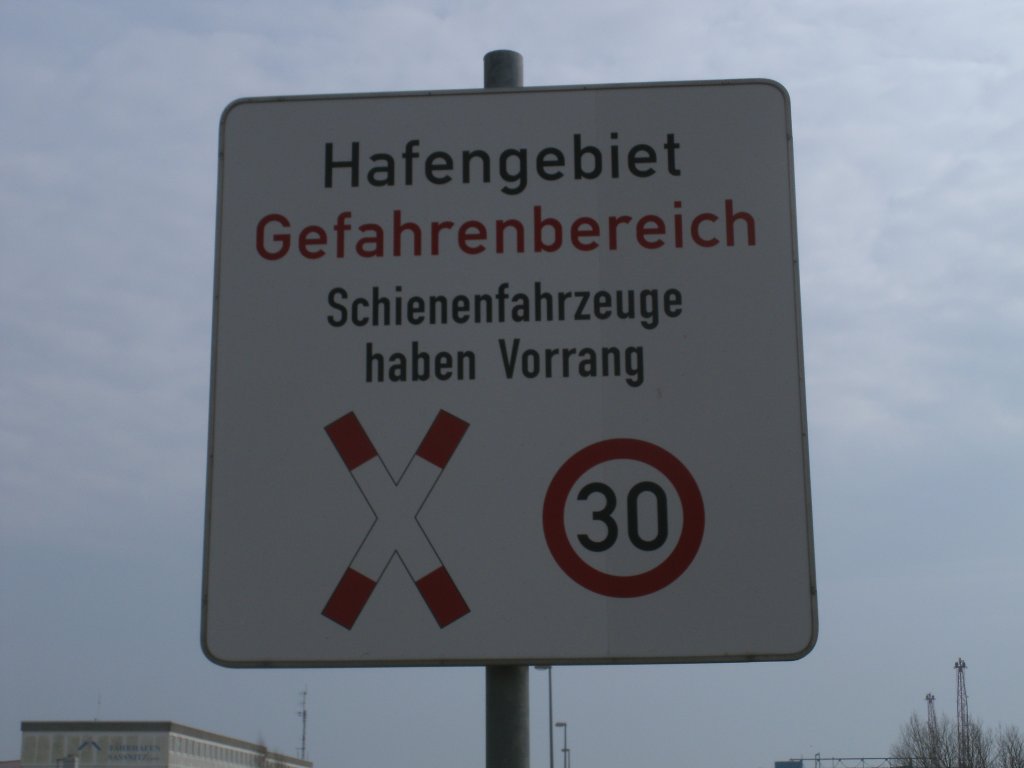 Hinweisschild fr jeden Autofahrer in Mukran.Aufnahme vom 13.Mrz 2011.