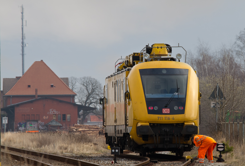 HIOB - Hubarbeitsbhnen-Instandhaltungsfahrzeug fr Oberleitungsanlagen 711.1 wurde eingesetzt zur Reparatur der Gleisbeleuchtung. Nach Beendigung der Arbeiten hat der Arbeitszugfhrer ,,HIOB” auf dem Nebengleis eingeschlossen. - 21.03.2012
