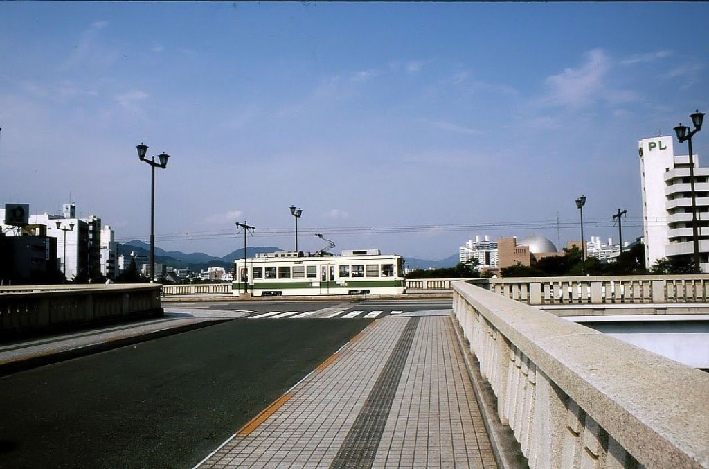 Hiroshima: Strassenbahnwagen 805. Ueber dieser Stelle ist 1945 die Atombombe explodiert - und jetzt ist alles so friedlich. 27.September 2001.