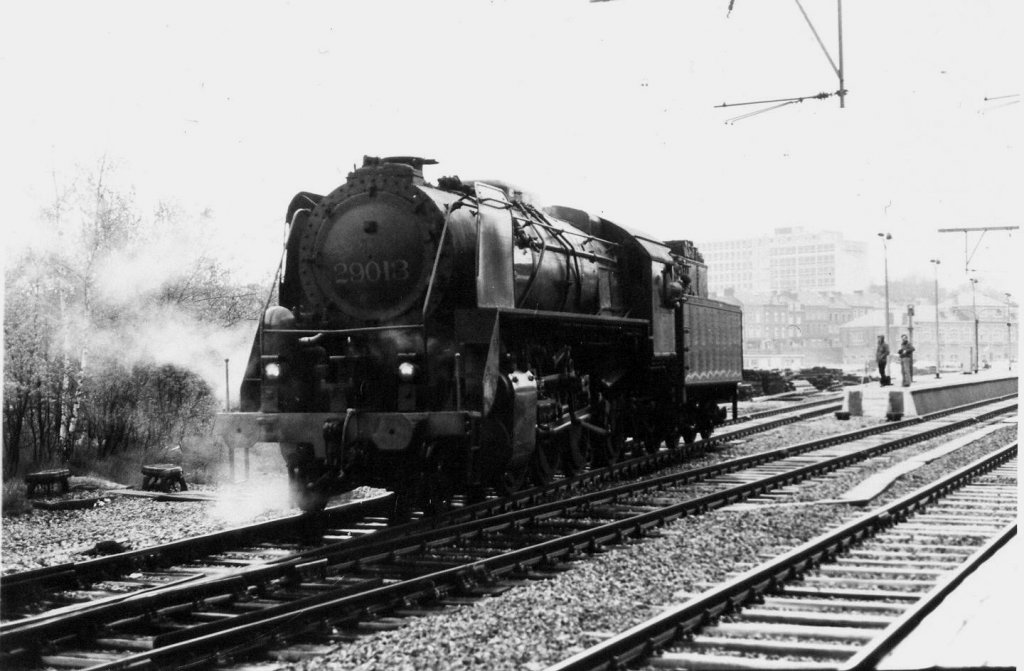 Historische Dampflok 29013 der SNCB man�vriert im Bf Verviers-Central und zieht bald einen Sonderzug mit  Rheingold -Wagen. 1979-1980?