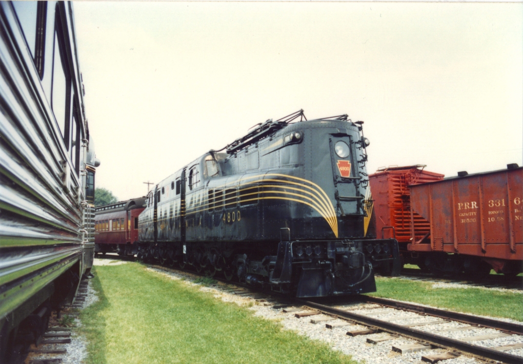 Historische E-Lok Pennsylvania Railroad GG-1 # 4800 steht im Railroad Museum of Pennsylvania. 3/11/1989 Foto.