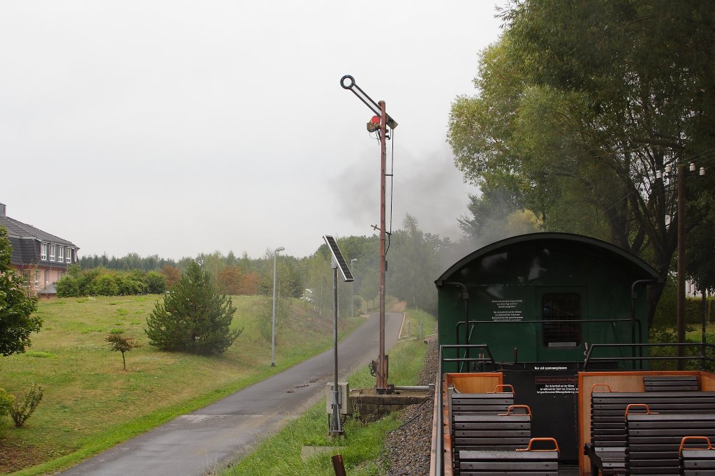 Historische und moderne Technik in trauter Zweisamkeit, aufgenommen am 31.08.2012 aus dem Aussichtswagen des P3008, kurz nach der Ausfahrt aus dem Bahnhof Moritzburg in Richtung Radeburg.