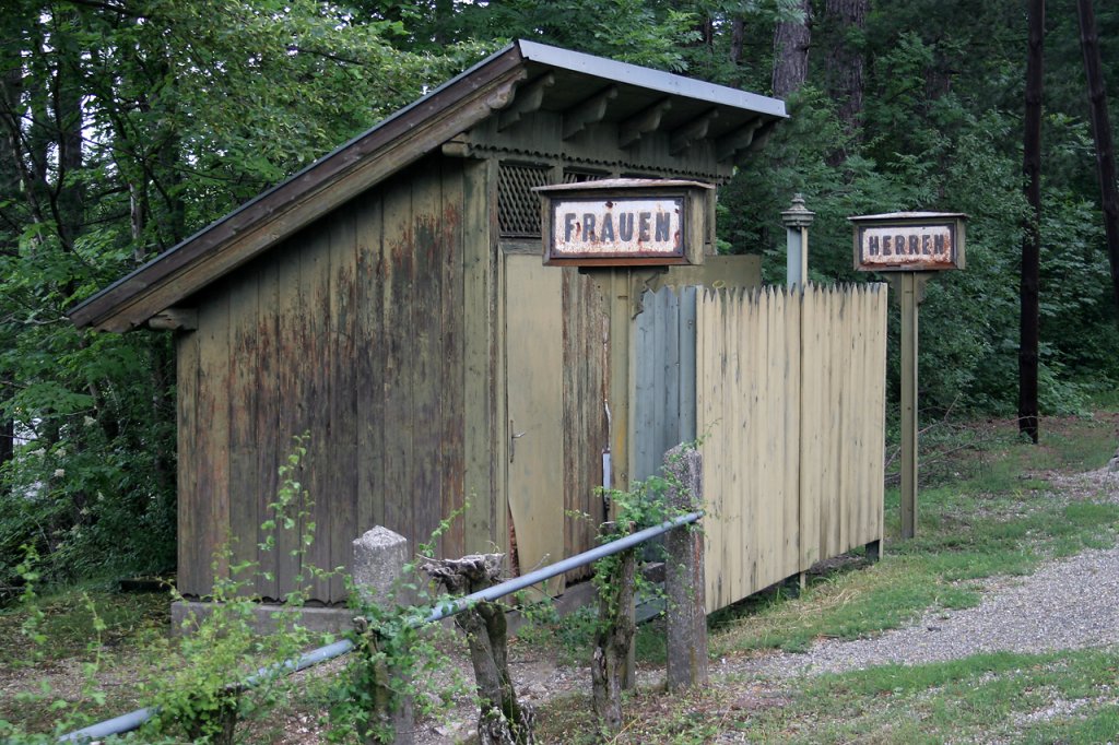Historische WC - Anlagen, Haltestelle St.Veit a/d Triesting bei Berndorf. Aufgenommen im 8.Juni 2008
