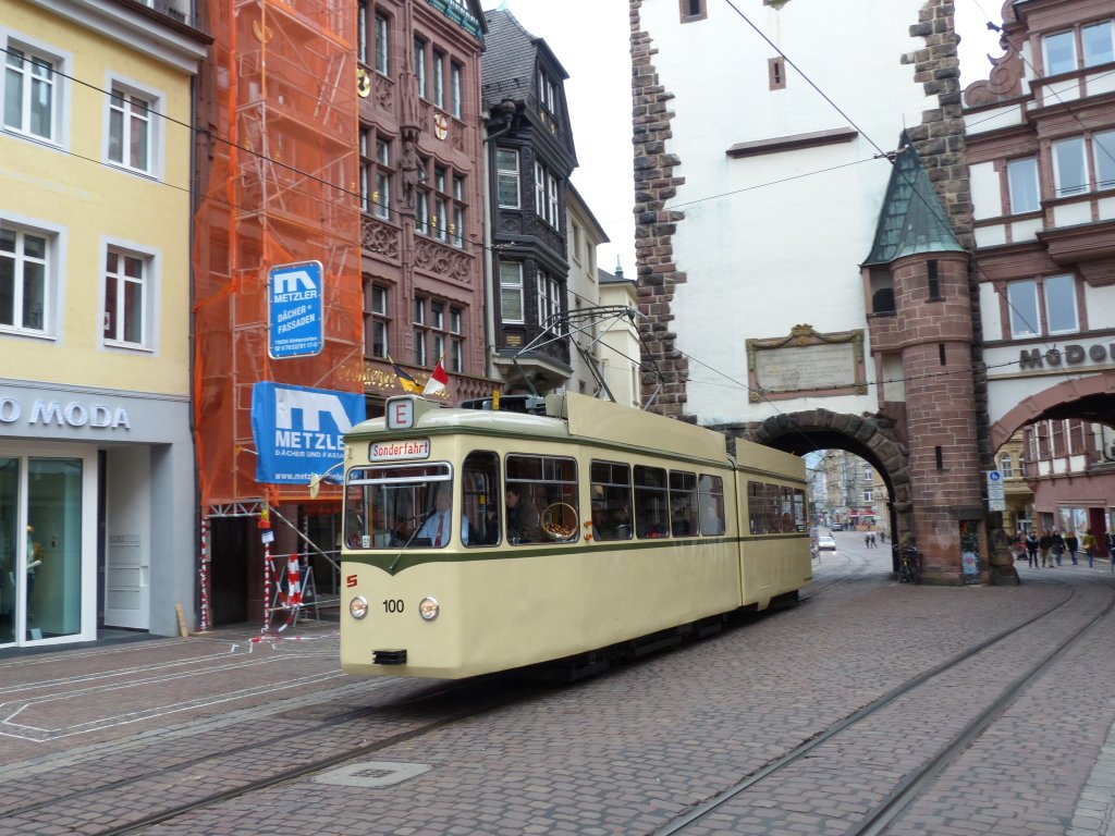 Historischer Gelenkwagen  Sputnik , Nr. 100 in Freiburg durchquert das Martinstor. Leider ein unvorbereiteter Schnappschuss, ich hoffe das Bild gefllt trotzdem. 21.4.2013