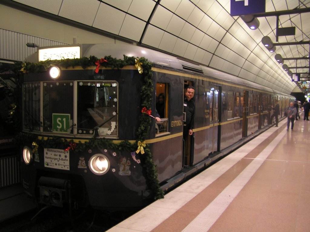 Historischer S-Bahnzug ET171082 im S-Bahnhof  Hamburg Airport (Flughafen)  als Weihnachtszug auf der Linie S1 nach Blankenese. 