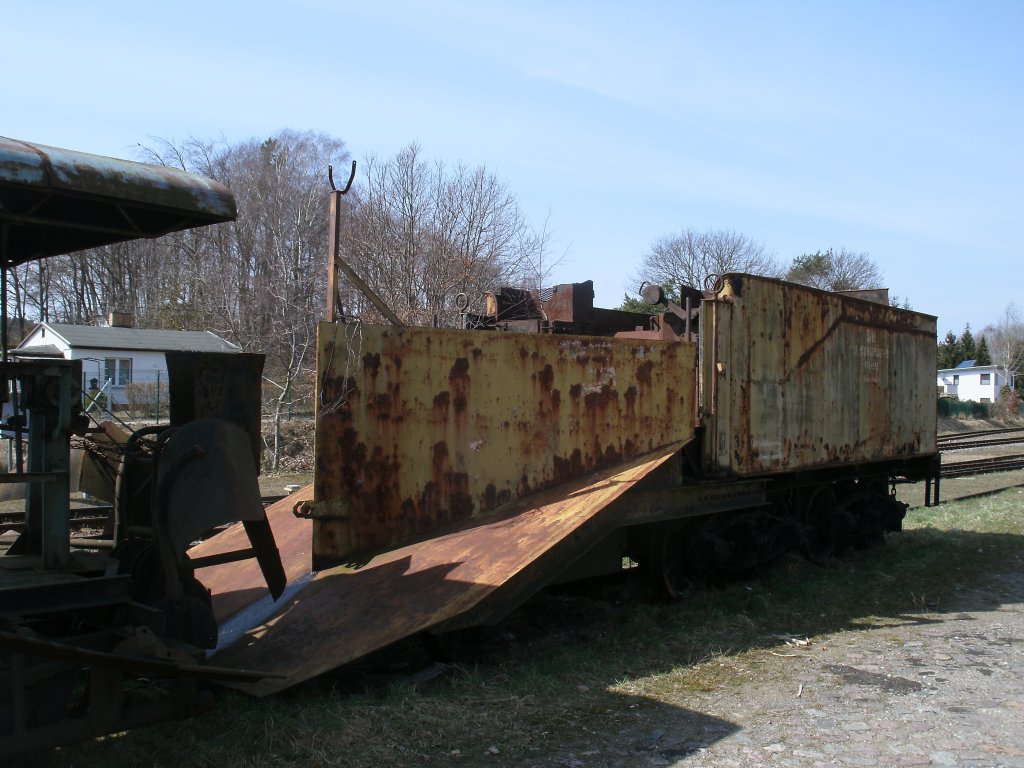 Historischer Schneepflug SPS-502 mit der Nr:30-509495307-5 und Speichenrdern,am 14.April 2013,in Ahlbeck(Usedom). 