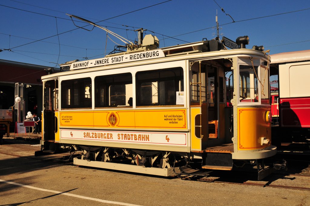 Historischer Straenbahnwagen der Salzburger Stadtbahn auf einer Ausstellung am 01.10.11 in Salzburg.