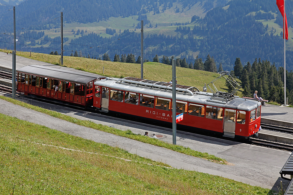 Historischer Triebwagen mit ebensolchem Vorstellwagen sind soeben eingetroffen. Rigi-Kulm, 12. Aug. 2011, 14:47