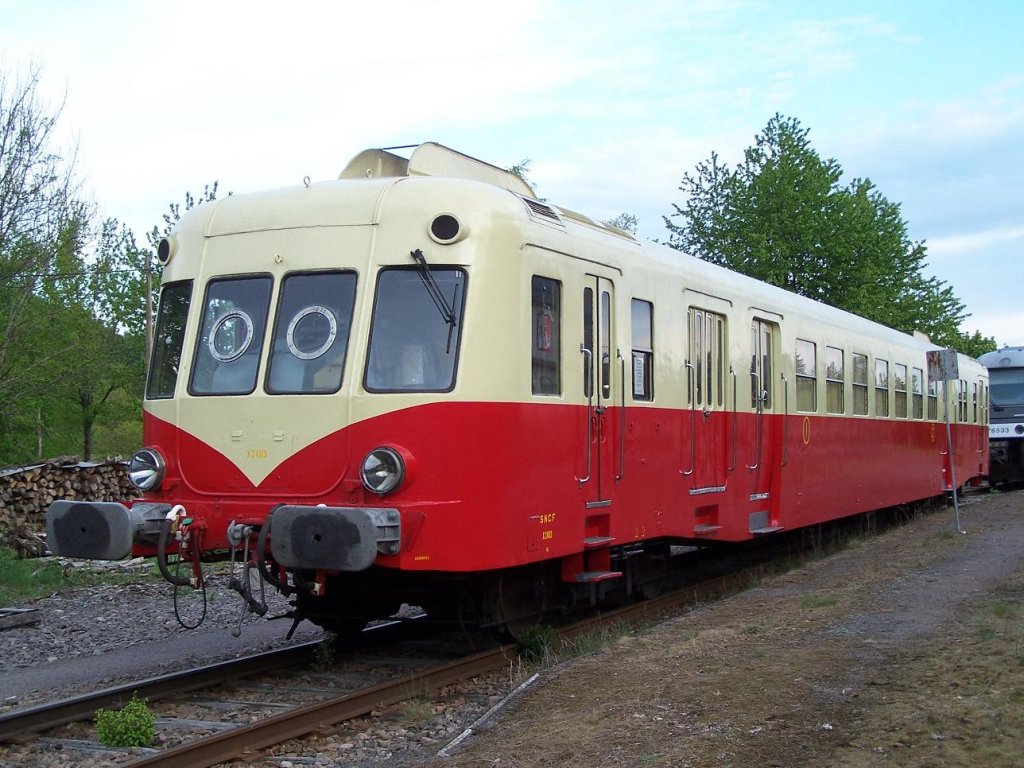 Historischer Triebwagen X 2403 im Bahnhof Saales am 30/04/11.