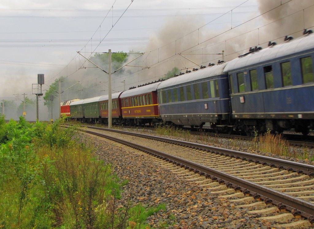 Historischer Wagenpark des DPE 20050 von Berlin-Sch�neweide Pbf nach Meiningen, bei Ingersleben; 04.09.2010