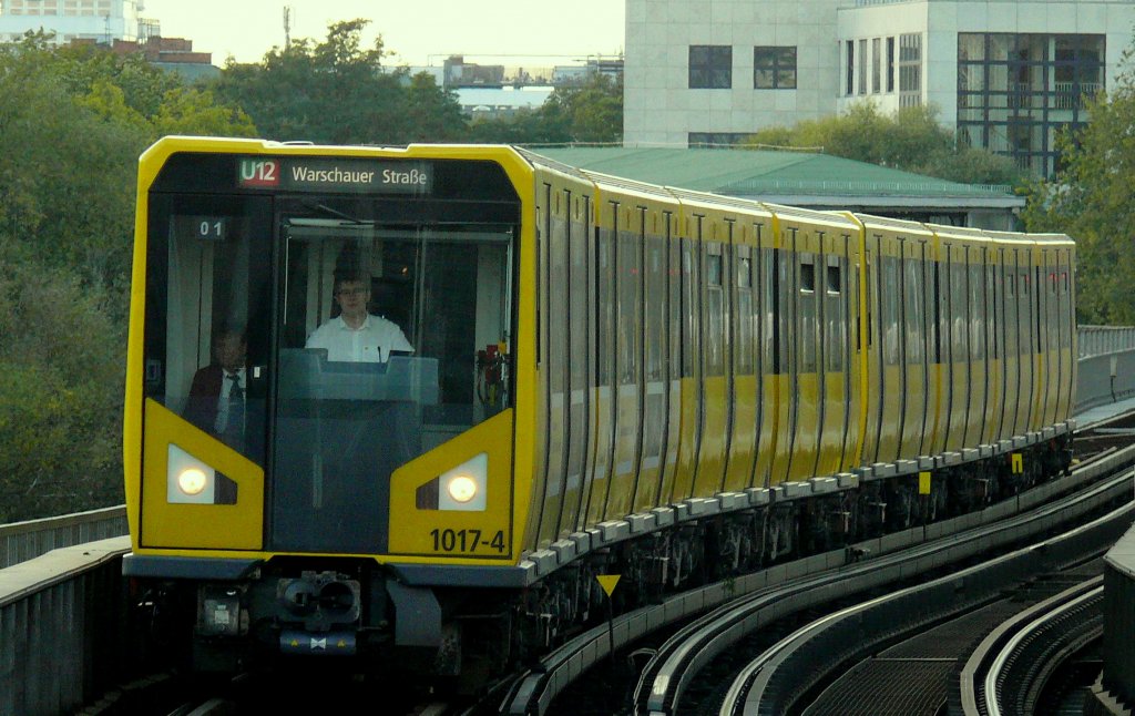 HK auf der Linie U12 vor der einfahrt in Bahnhof Hallisches Tor am 13.10.2011 .
Der U12 ist ein zusammenfugen der Linie U1 und U2 baustellenbedingt zwischen Ruhleben und Warschauerstrasse.