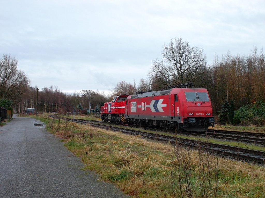 HKG DH717 & 185 587-3 am 10.12.2012 im bergabebahnhof Lgerdorf