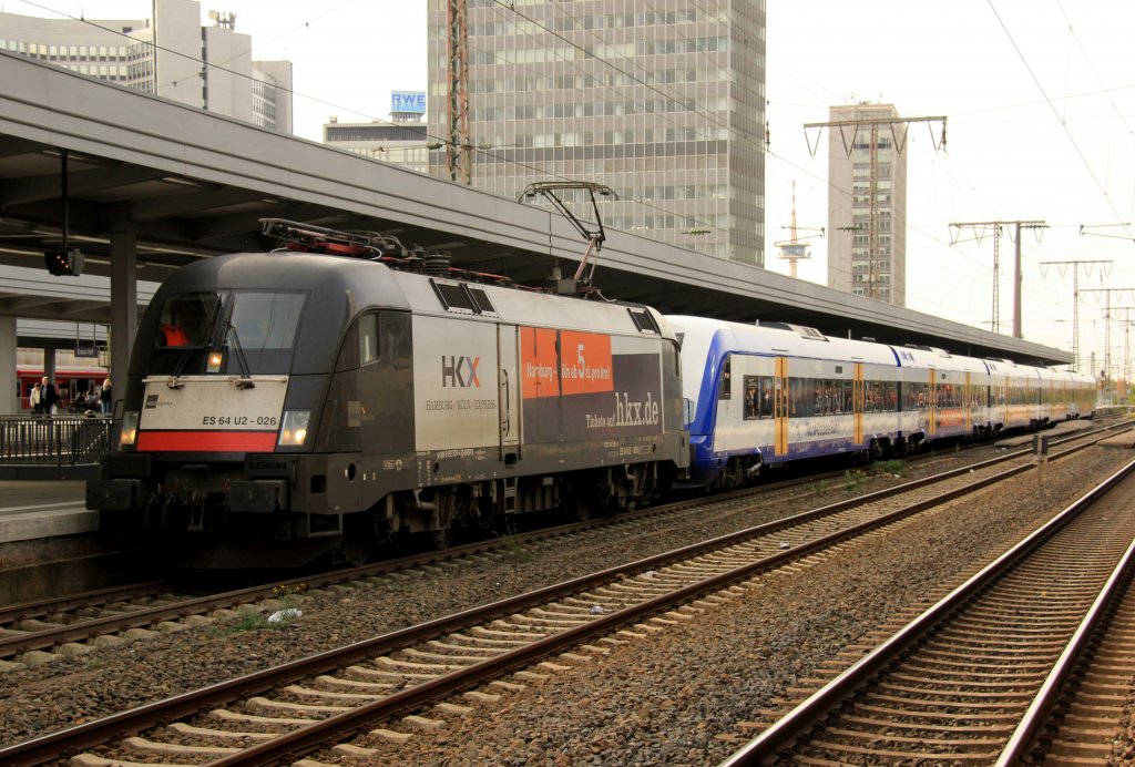 HKX 1803 ES 64 U2- 026 mit einem kaputten Steuerwagen von NOB mit +70 Minuten Versptung am 19.10.2012 in Essen Hbf
