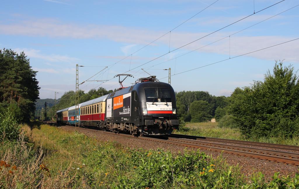 HKX mit vier bunten Wagen im Teutoburger Wald!
Am 14.08.2013 war der HKX 1801 mit Zuglok ES64U2-036 von Kln nach Hamburg
mit leichter Versptung unterwegs. Um 09.27 Uhr hatte er gerade den 
Lengericher Tunnel verlassen und fuhr am Wasserwerk in Schollbruch vorbei
in Richtung Osnabrck, wo der nchste Halt anstand.