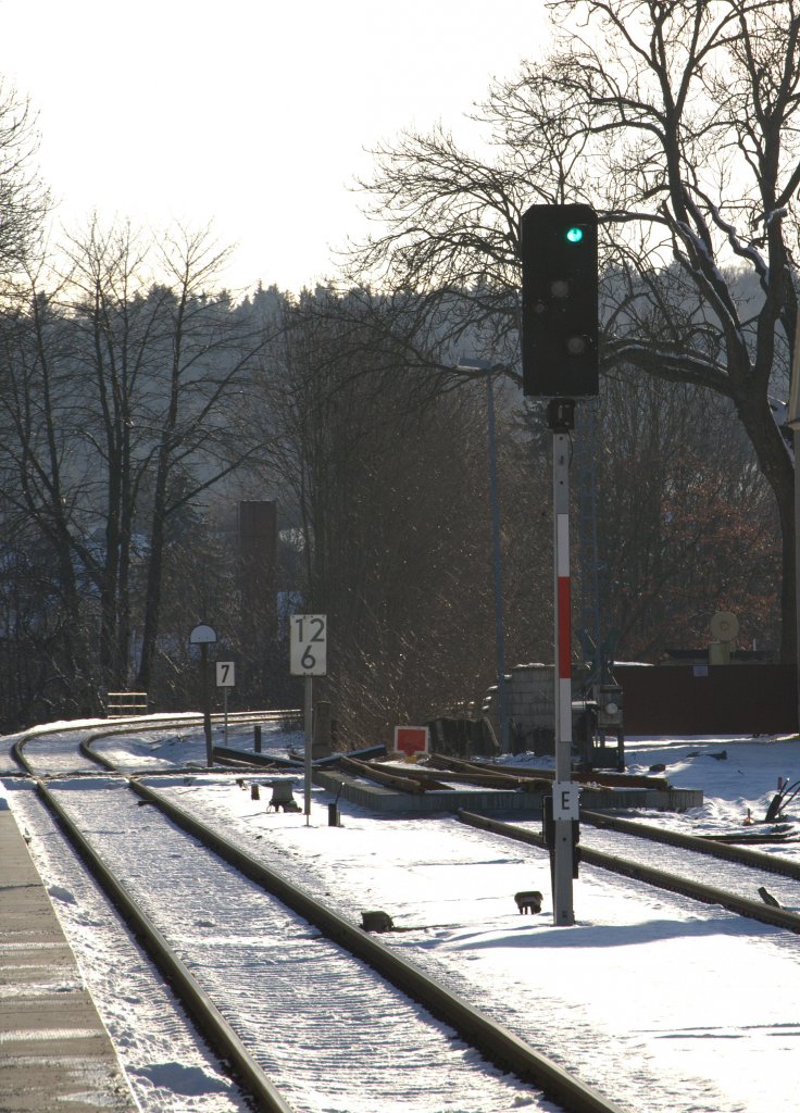 Hl1 zeigt das Signal E am 06.02.2013 , ein Desirio der Schsischen Stdtebahn wird in wenigen Augenblicken nach Halt in Pulsnitz,  passieren. 15:12 Uhr. 
