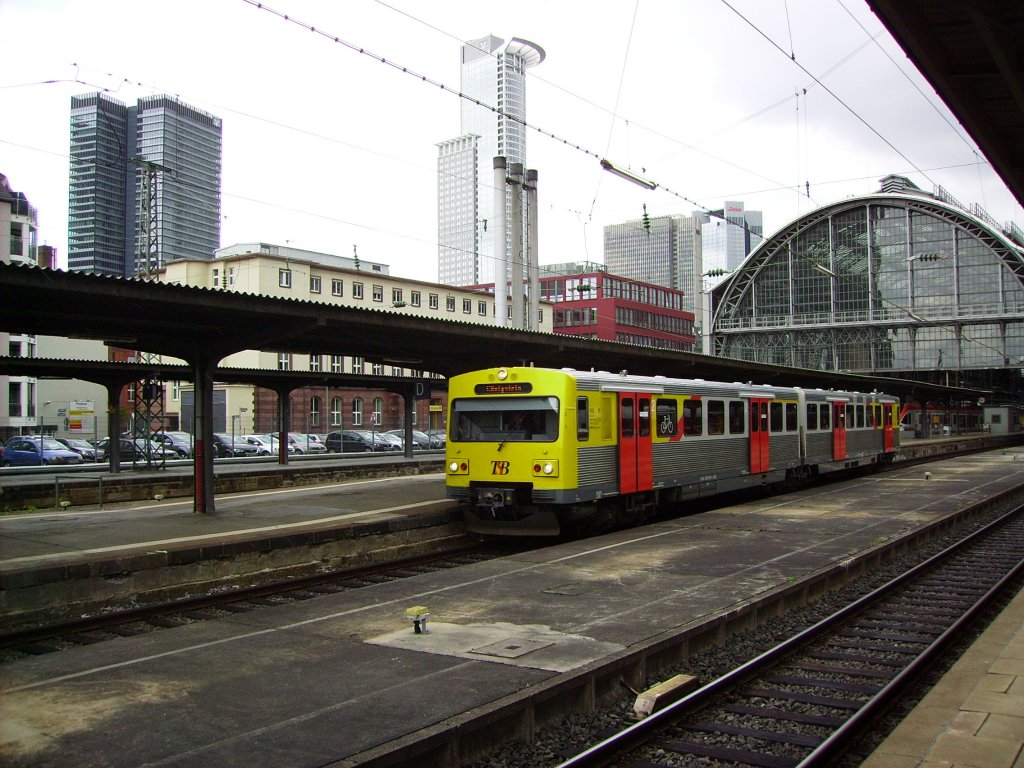 HLB 24748 ist am 23.04.2012 auf dem Weg nach Knigstein (Taunus) als er Frankfurt (Main) Hbf. verlsst.