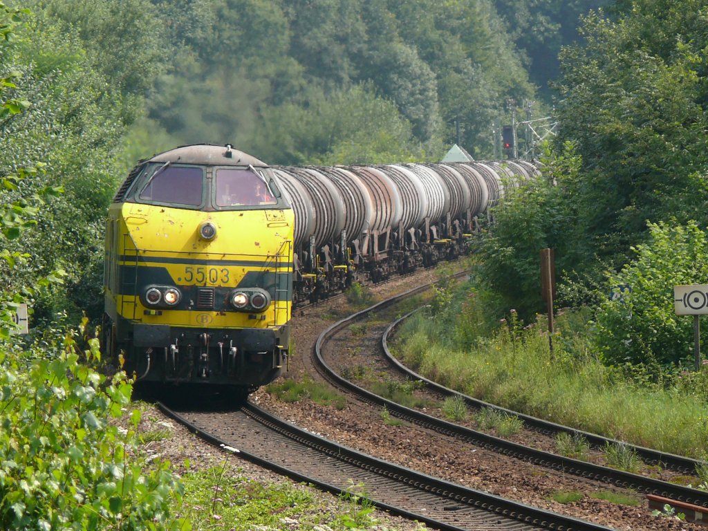 HLD 5503 und verdeckt dahinter 5535 mit einem Kesselwagenzug von Aachen-West kommend in Richtun Montzen. Das Bild entstand am 26/07/2008 bei Botzelaer/Gemmenich, als das Teilstck bis Montzen noch nicht elektrifiziert war.