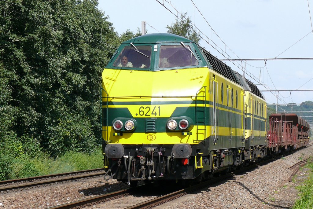 HLD 6241 + 6233 zogen einen kurzen Gterzug von Montzen kommend in Richtung Vis. Aufgenommen bei Warsage am 11/08/2008.
