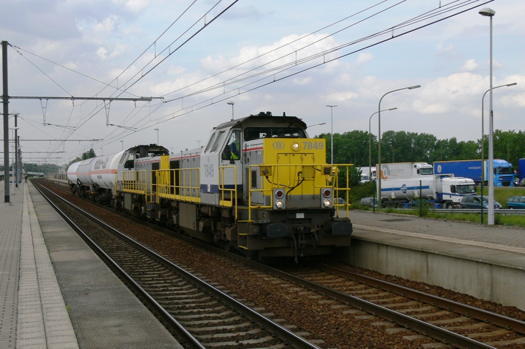 hld 7849 mit kurzen Kesselwagenzug, Aufnahme am 20.05.2009 in Bahnhof Antwerpen-Luchtbal