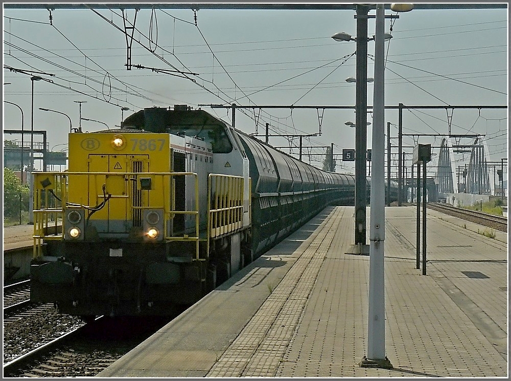HLD 7867 erreicht am 23.06.10 mit einem nicht endenwollenden Gterzug den Bahnhof Antwerpen Luchtbal. (Hans) 
