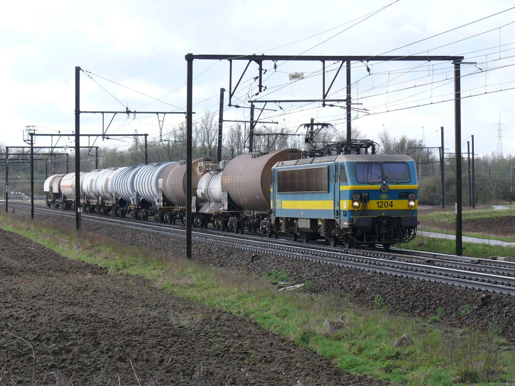 HLE 1204 mit einem kurzen Gterzug auf dem Weg zum Antwerpener Hafen. Aufgenommen am 03/04/2010 bei Ekeren.