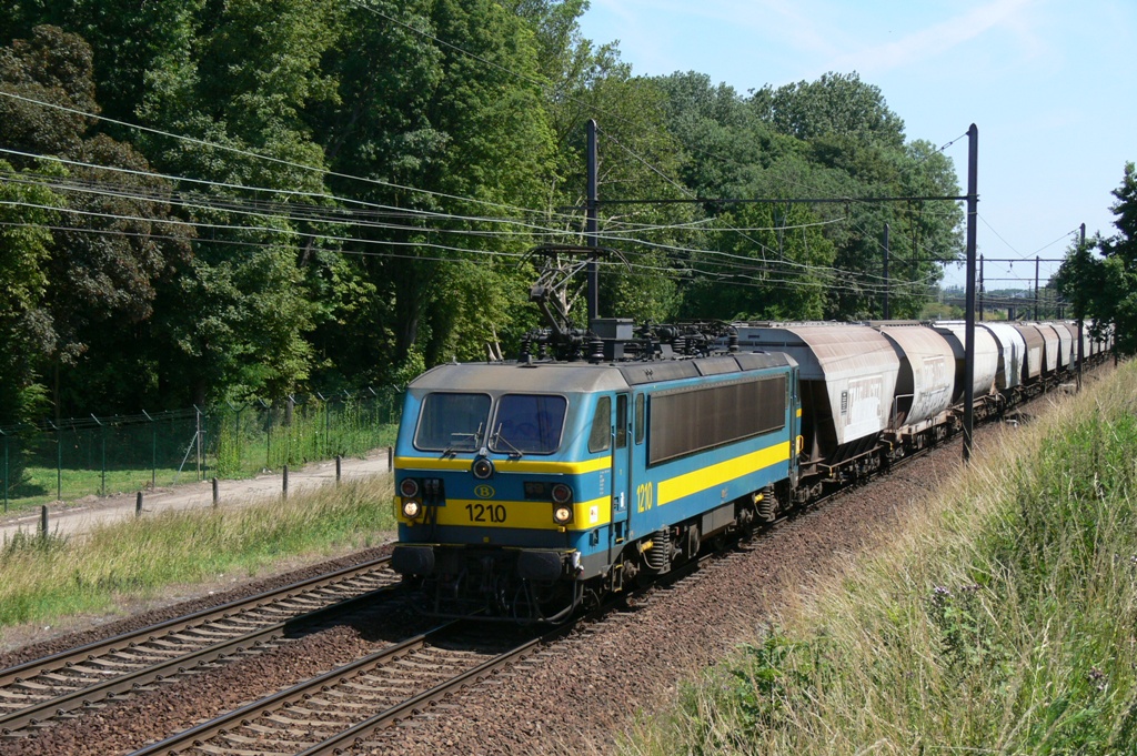 hle 1210 mit Ganzzug Getreidewagen, Aufnahme am 24.06.2009 in Mortsel