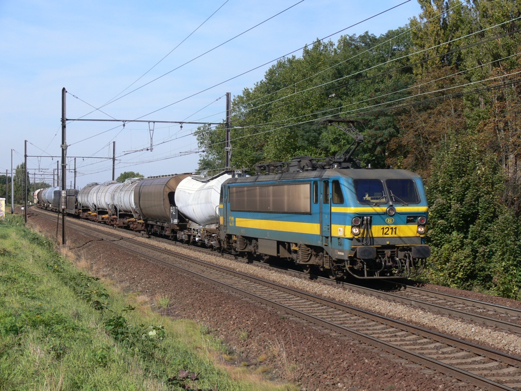 hle 1211 mit gemischter Gterzug, Aufnahme am 09.10.2009 in Mortsel 