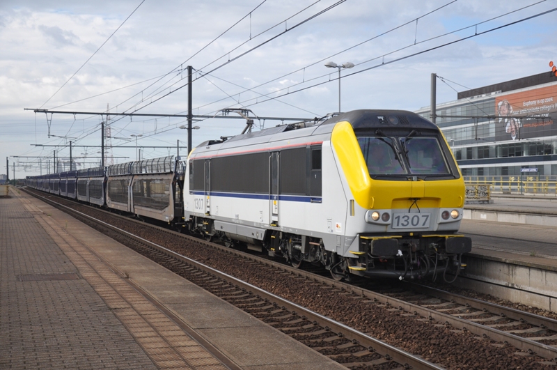 hle 1307 mit leeren Autozug am 04.08.2012 in Bahnhof Antwerpen-Luchtbal