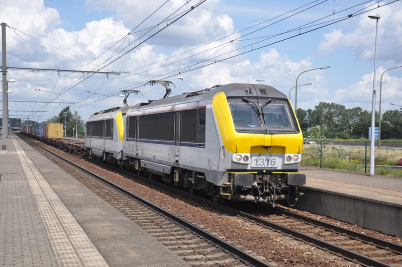 hle 1316 und 1337 mit Containerzug in Bahnhof Antwerpen-Luchtbal 04.08.2012
