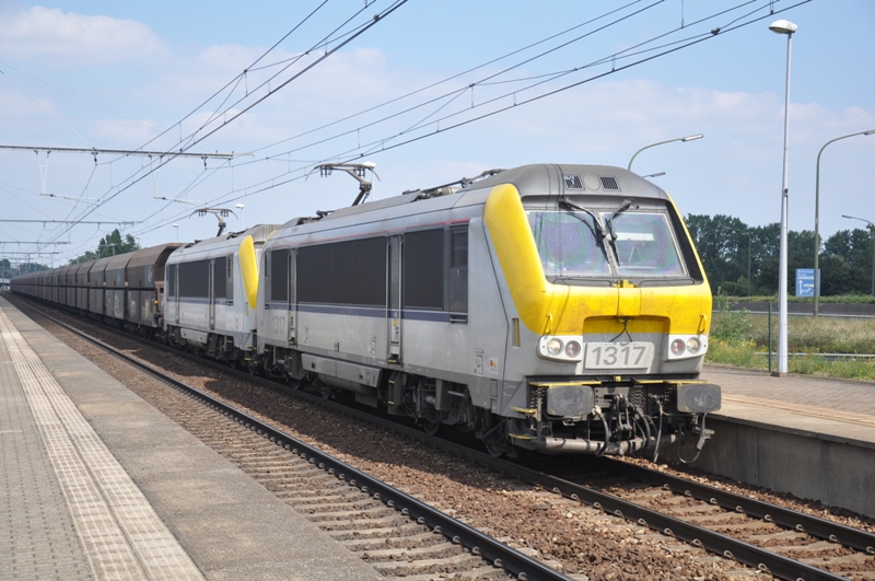 hle 1317 und 1311 mit Ganzzug Kohlenwagen in Bahnhof Antwerpen-Luchtbal am 11/08/2012