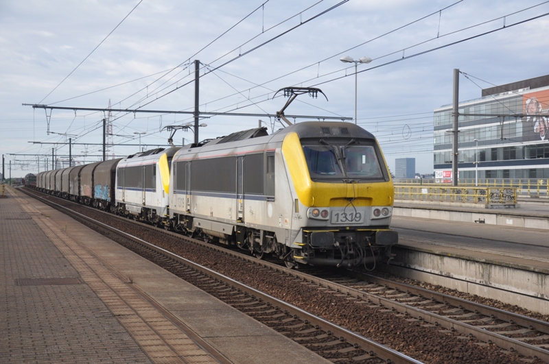 hle 1319 und 1311 mit gemischter Gterzug in Bahnhof Antwerpen-Luchtbal am 04/08/2012