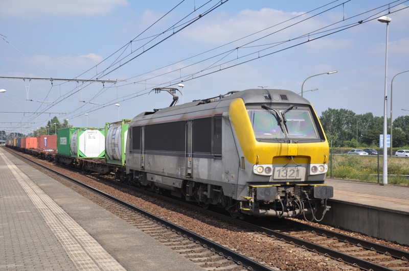 hle 1321 mit Containerzug in Bahnhof Antwerpen-Luchtbal am 11.08.2012