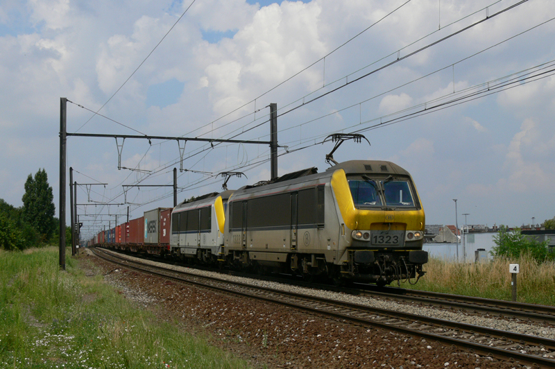 hle 1323 und 1320 mit Containerzug am 04.07.2009 in Mortsel