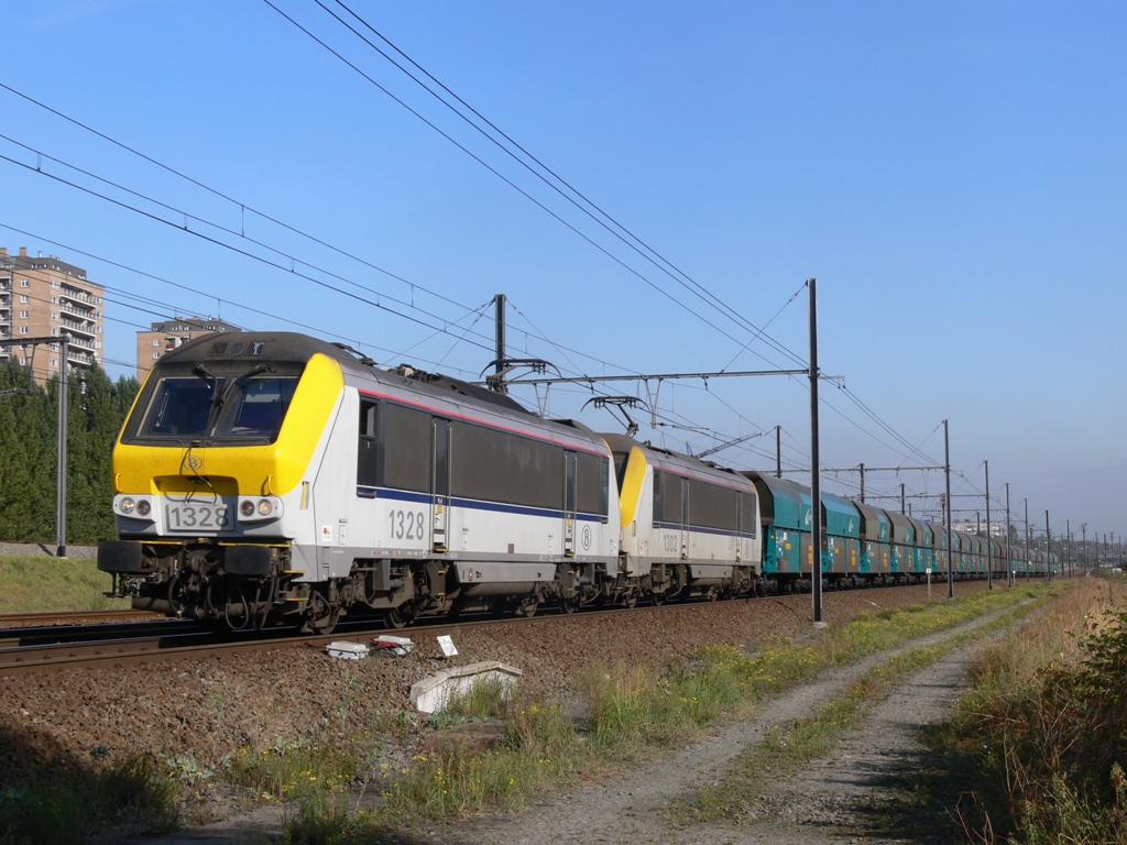 hle 1328 & 1302 mit Ganzzug Erzwagen, Aufnahme am 25.09.2009 in der N�he von Bahnhof Antwerpen-Luchtbal 