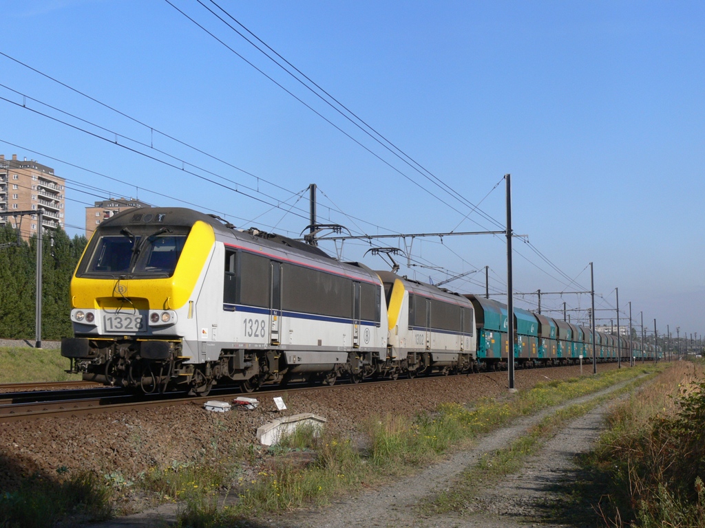 hle 1328 & 1302 mit Ganzzug Erzwagen, Aufnahme am 25.09.2009 in der Nhe von Bahnhof Antwerpen-Luchtbal 