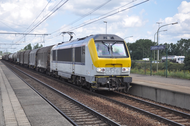 hle 1336 mit gemischter Gterzug in Bahnhof Antwerpen-Luchtbal 04.08.2012