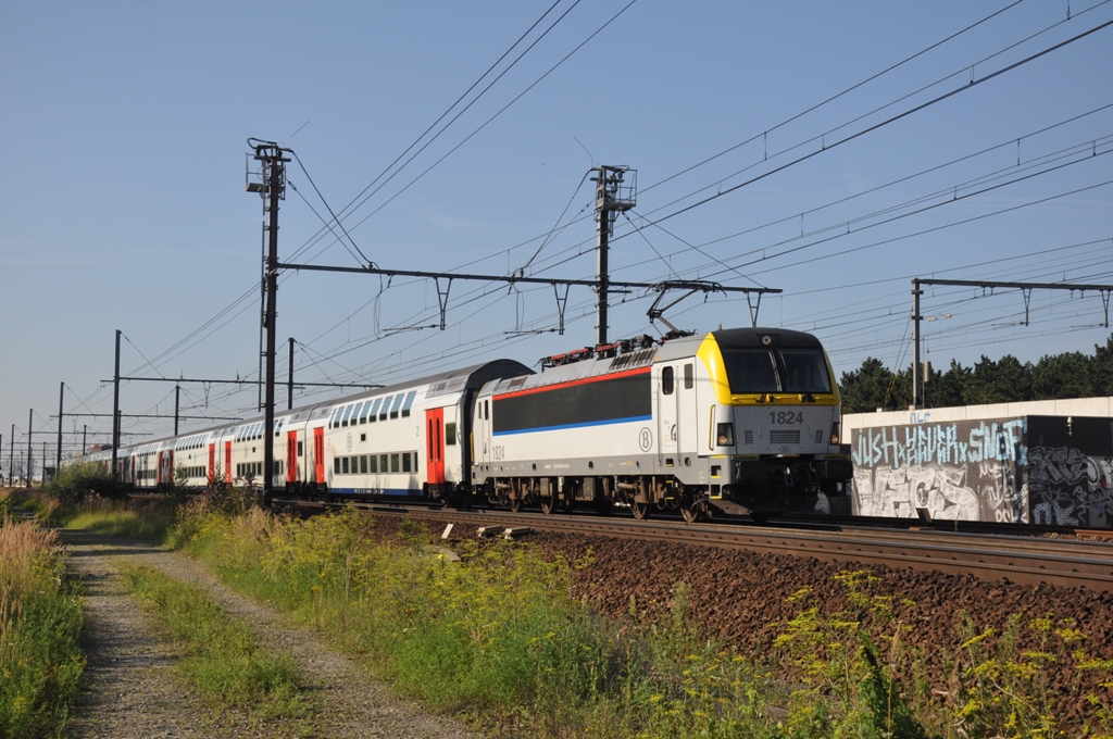 hle 1824 mit Doppelstockzug in der Nhe von Bahnhof Antwerpen-Luchtbal, Aufnahme am 11.08.2012