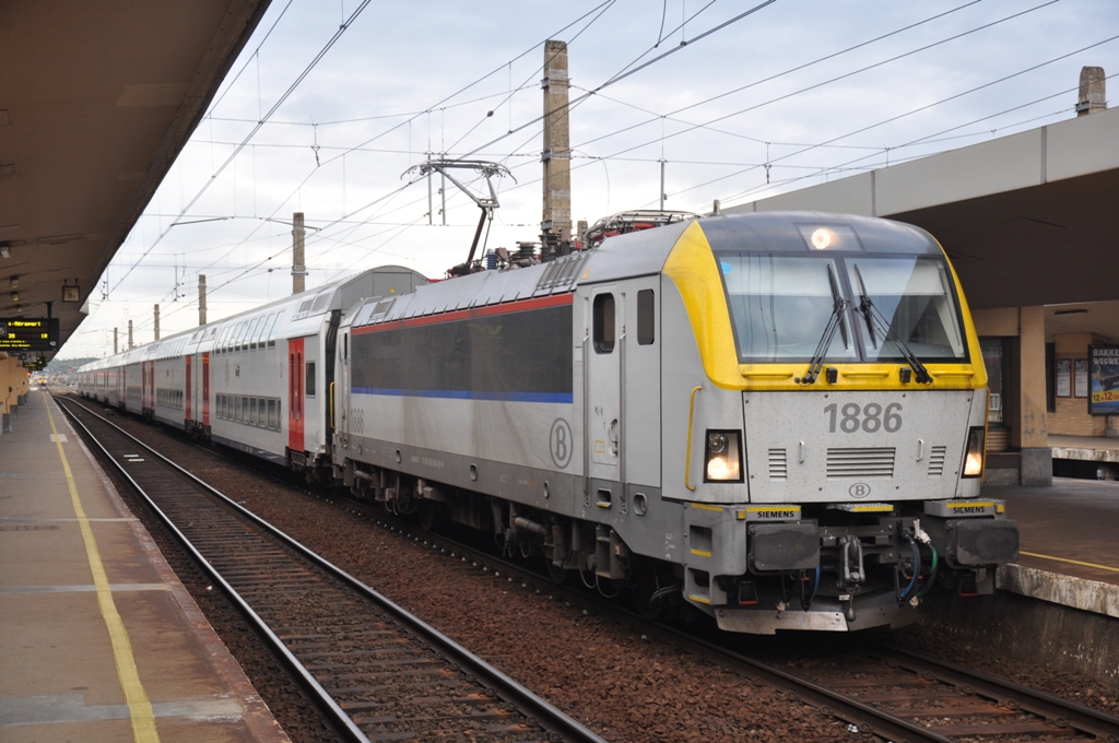 hle 1886 mit Doppelstockzug, Aufnahme am 21.07.2012 in Bahnhof Brussel-Noord