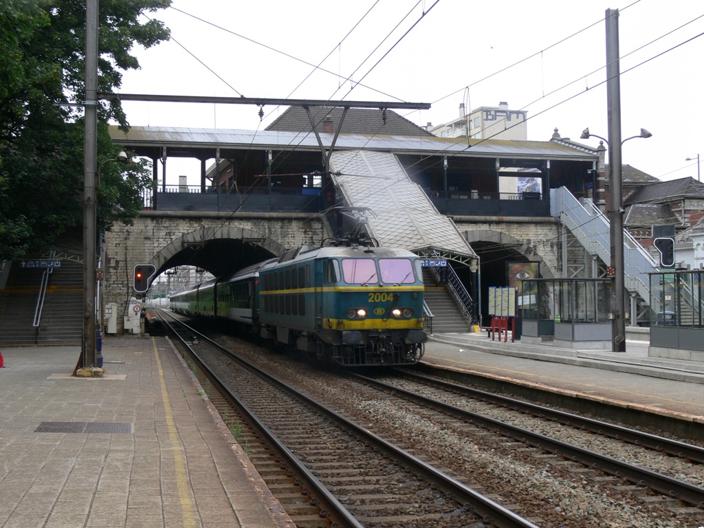 hle 2004 mit Eurocity EC97 Iris, Aufnahme am 21.07.2010 in Bahnhof Etterbeek
