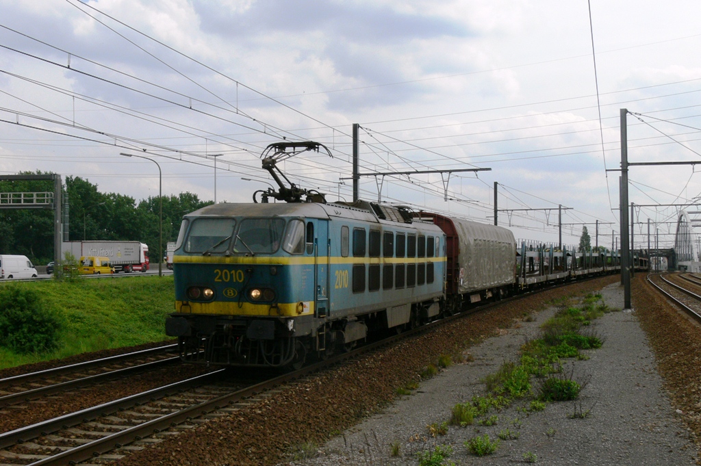 hle 2010 mit gemischter Gterzug, Aufnahme am 20.05.2009 in Bahnhof Antwerpen-Luchtbal 