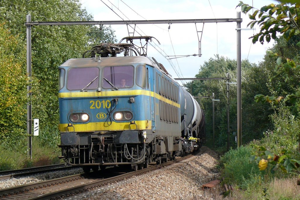 HLE 2010 zieht einen Kesselwagenzug von Montzen kommend in Richtung Antwerpen. Das Bild entstand am 04/10/2008 bei Berneau an der Montzenroute.