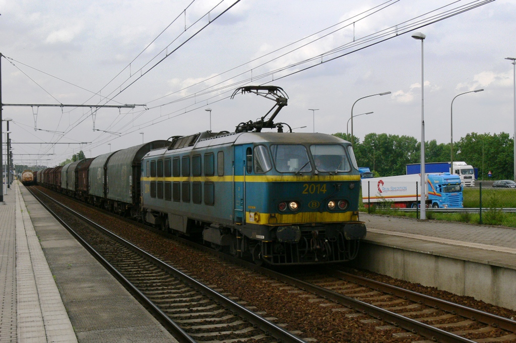 hle 2014 mit Stahlzug in Bahnhof Antwerpen-Luchtbal, Aufnahme am 20.05.2009