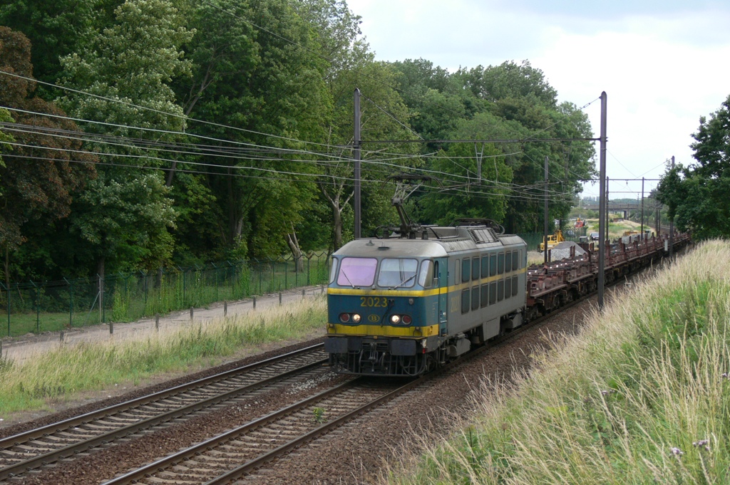 hle 2023 mit Ganzzug Stahlwagen, Aufnahme am 20.06.2009 in Mortsel